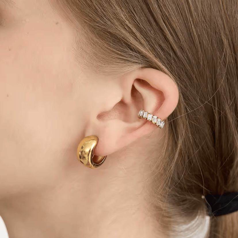 Ear cuff rectangle vertical porté sur le cartilage de l'oreille
