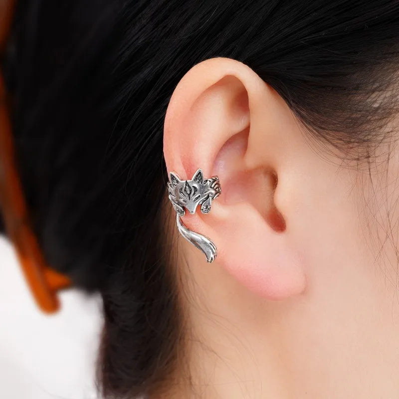 Ear cuff renard porté sur le cartilage de l'oreille