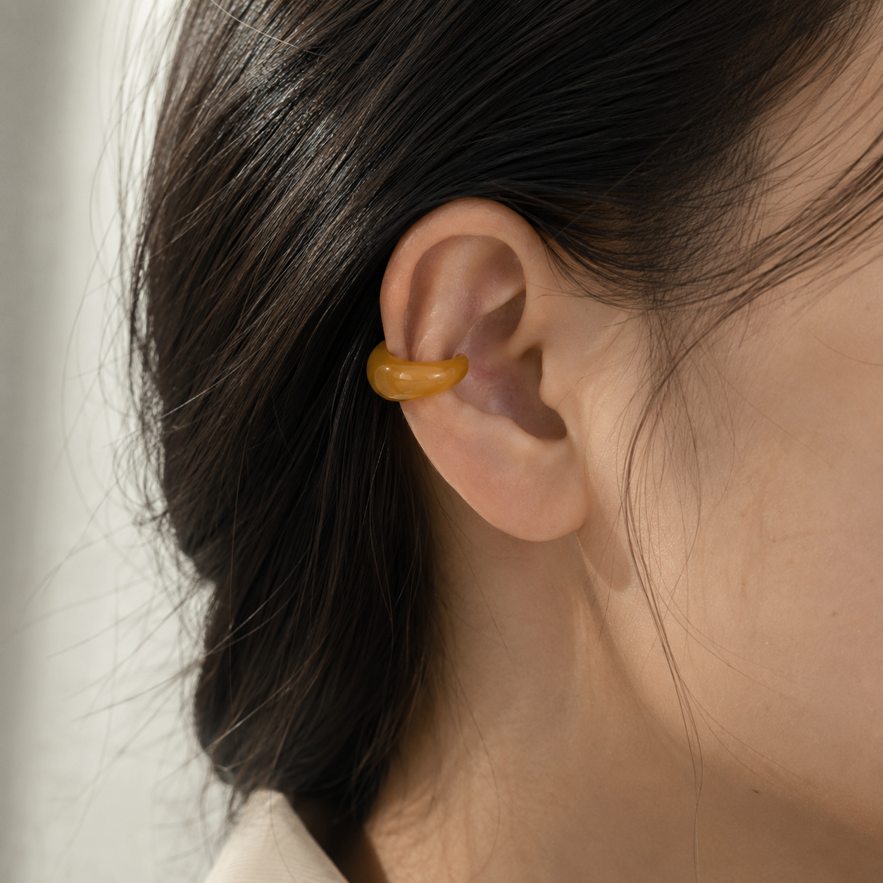 Ear cuff résine colorée porté sur le cartilage de l'oreille