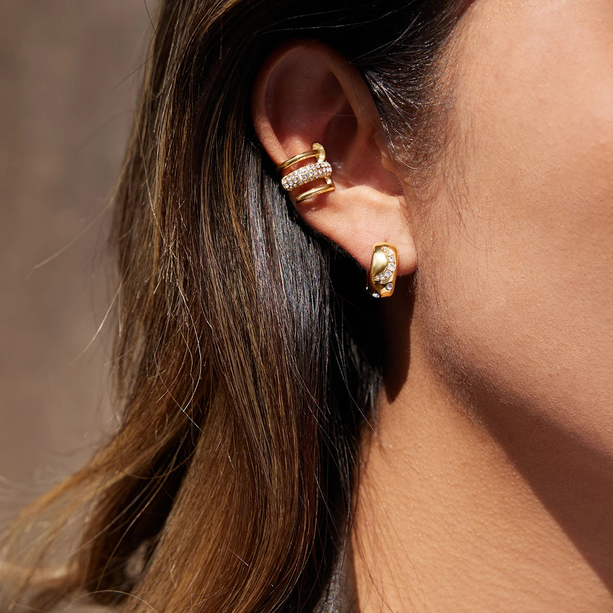 Ear cuff ruban cristallin porté sur le cartilage de l'oreille