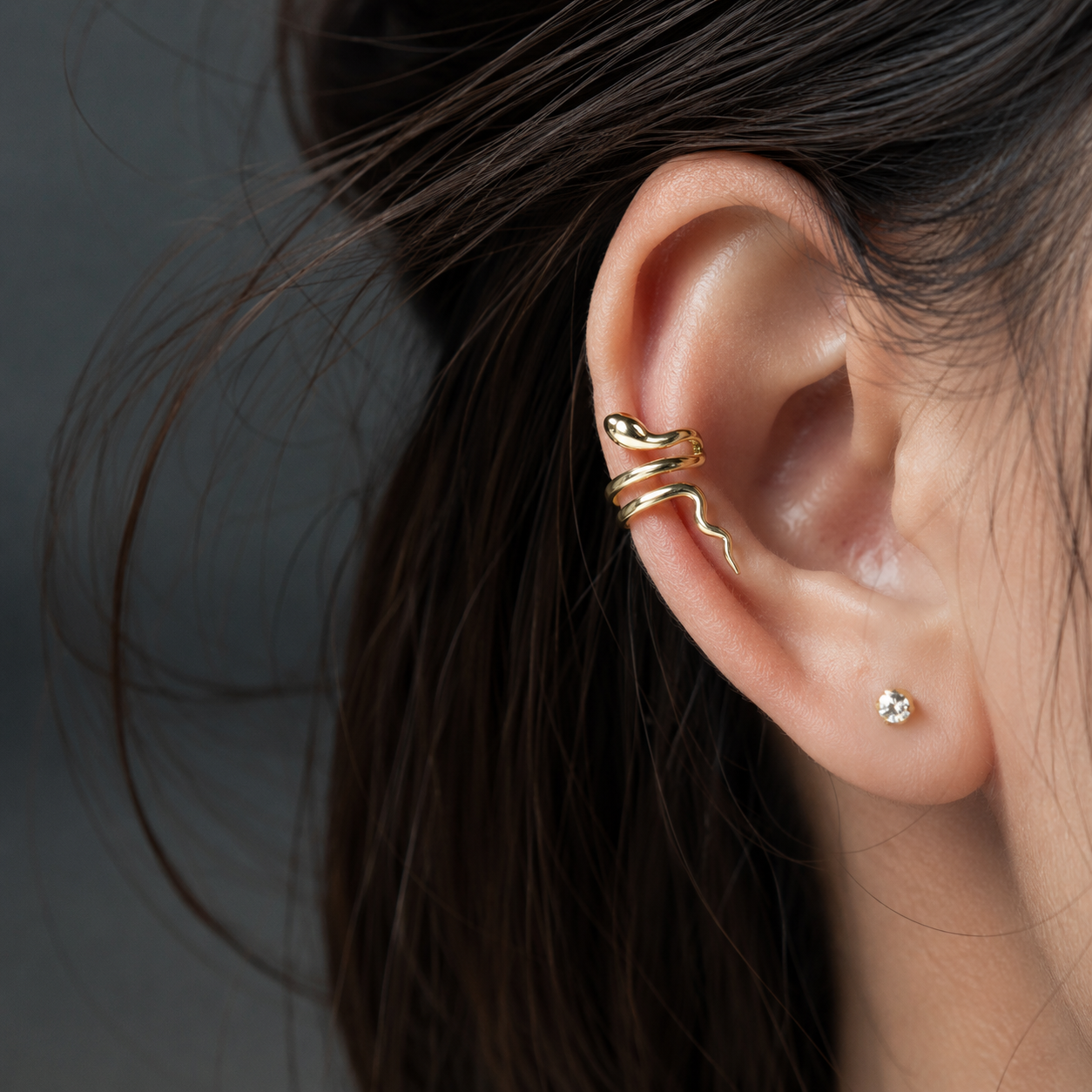 Ear cuff serpent enroulé porté sur le cartilage de l'oreille