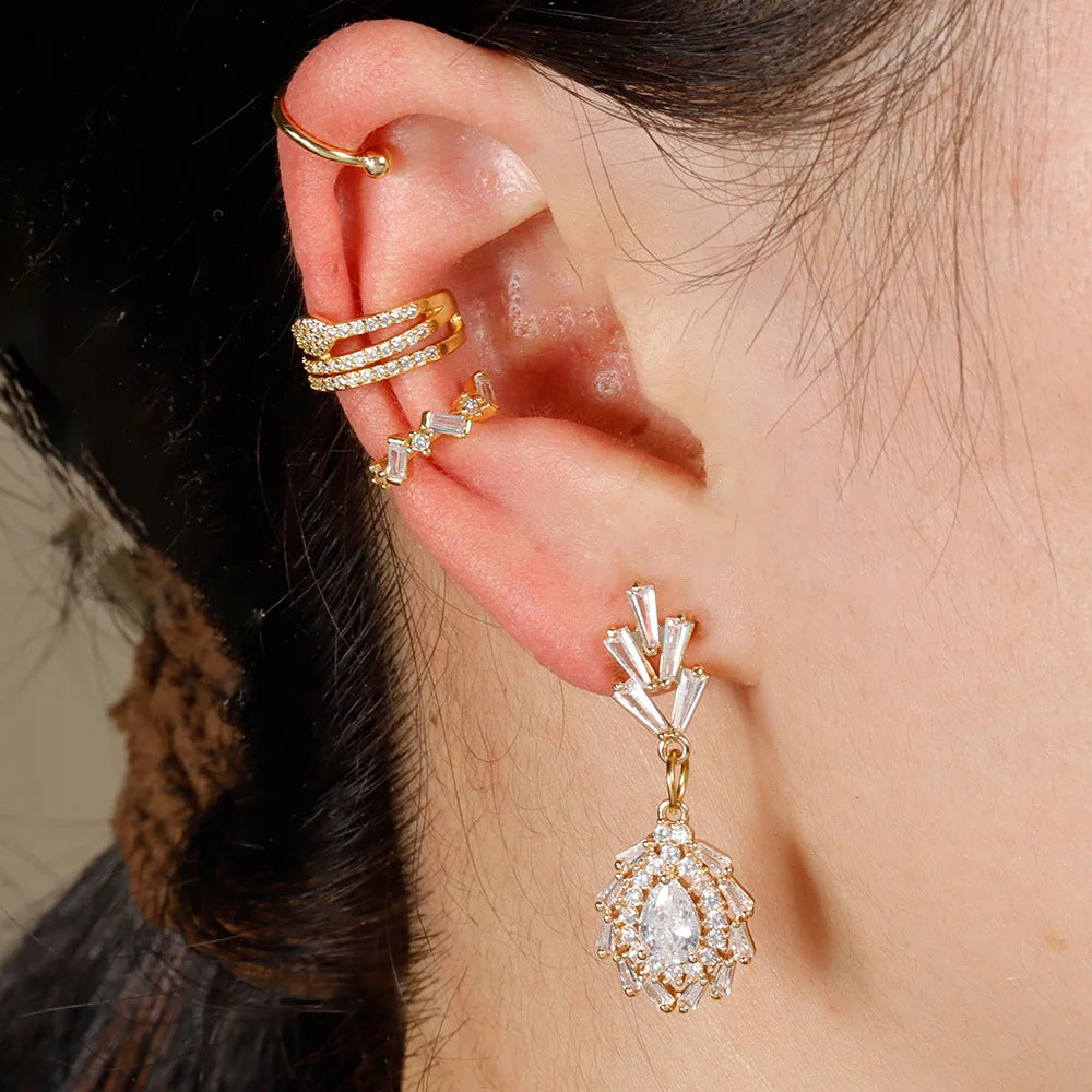Ear cuff serpent pavé porté sur le cartilage de l'oreille
