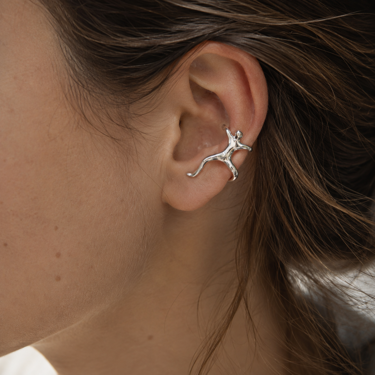 Ear cuff silhouette porté sur le cartilage de l'oreille
