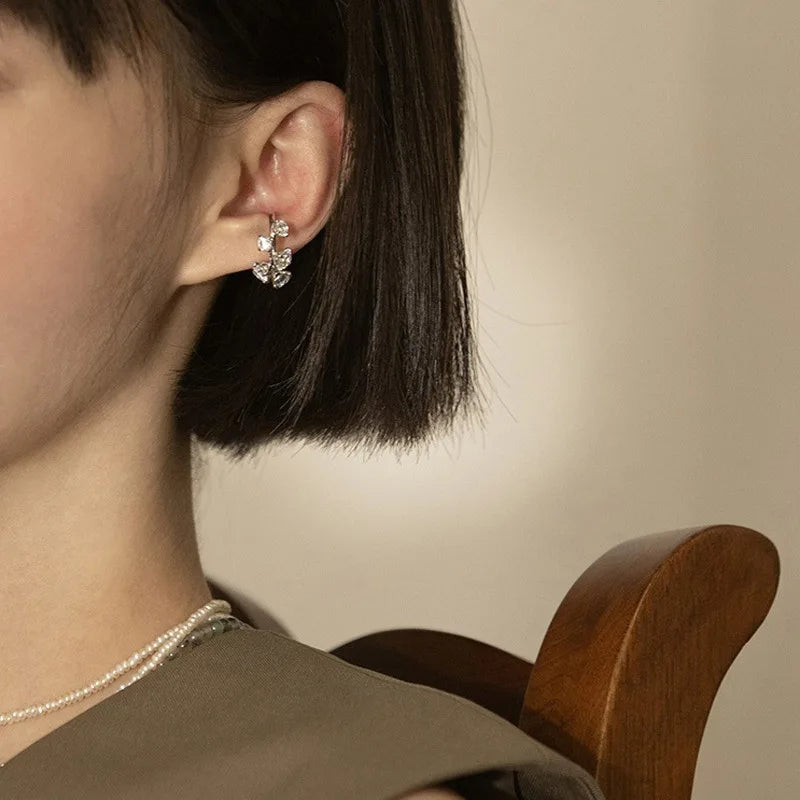 Ear cuff solitaire asymétrique porté sur le cartilage de l'oreille