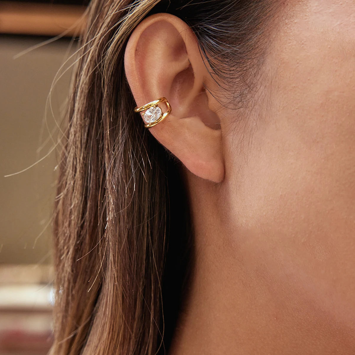 Ear cuff solitaire double ligne porté sur le cartilage de l'oreille