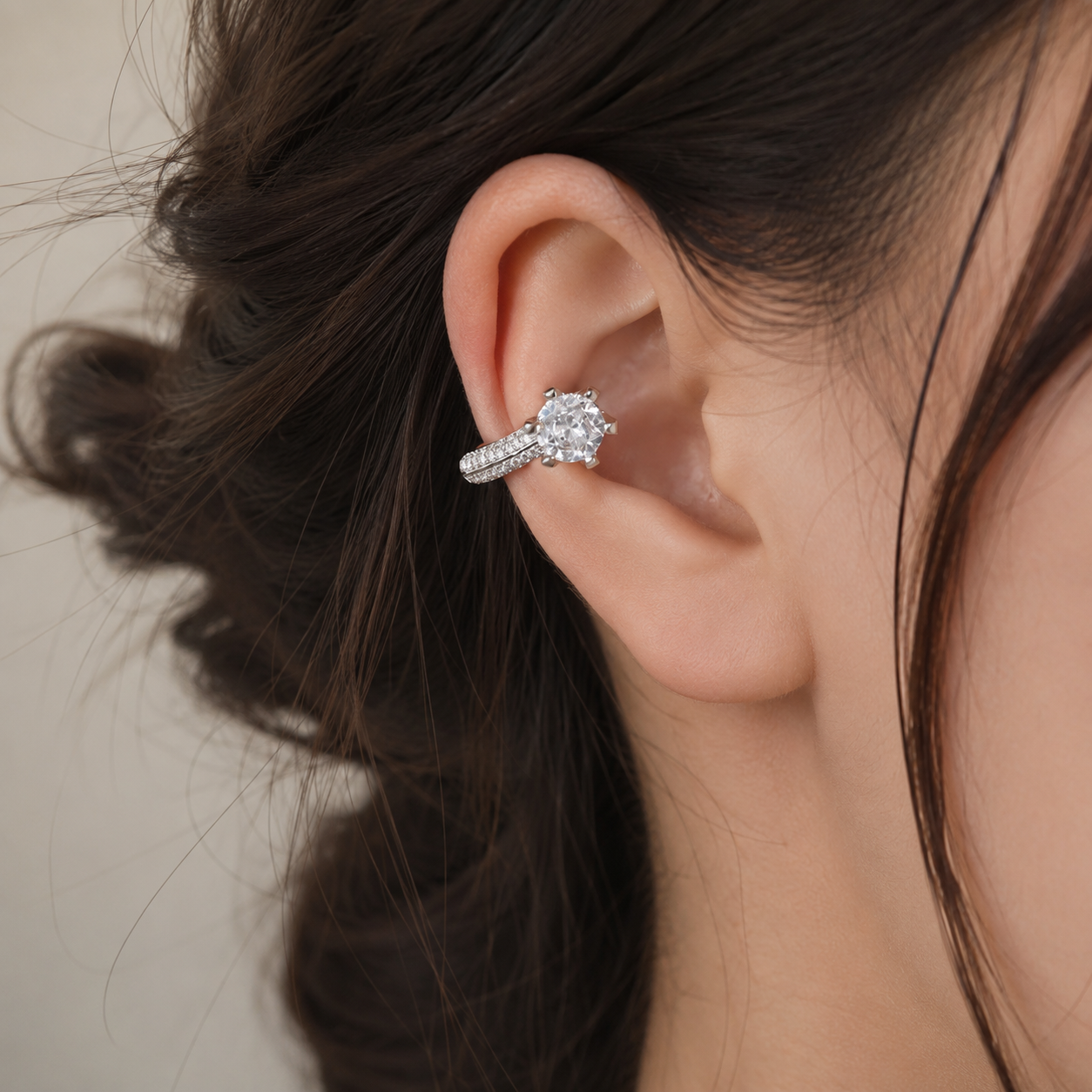 Ear cuff solitaire pavé double porté sur le cartilage de l'oreille