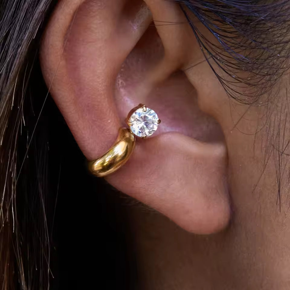 Ear cuff solitaire rond porté sur le cartilage de l'oreille