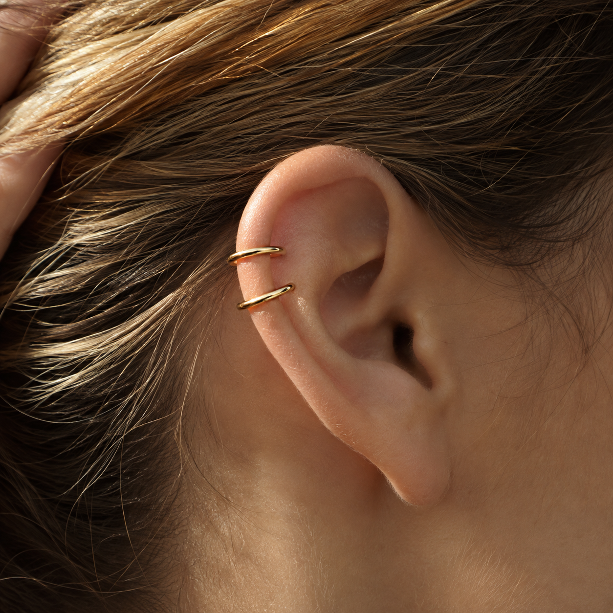 Ear cuff spirale minimaliste porté sur le cartilage de l'oreille