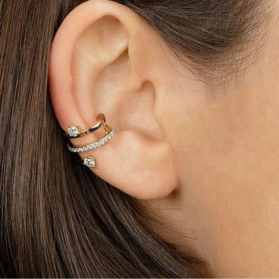 Ear cuff spirale pavée double solitaire porté dans la conque