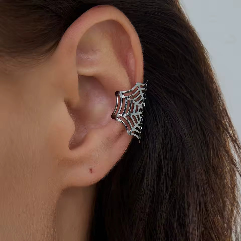 Ear cuff toile d'araignée porté sur le cartilage de l'oreille