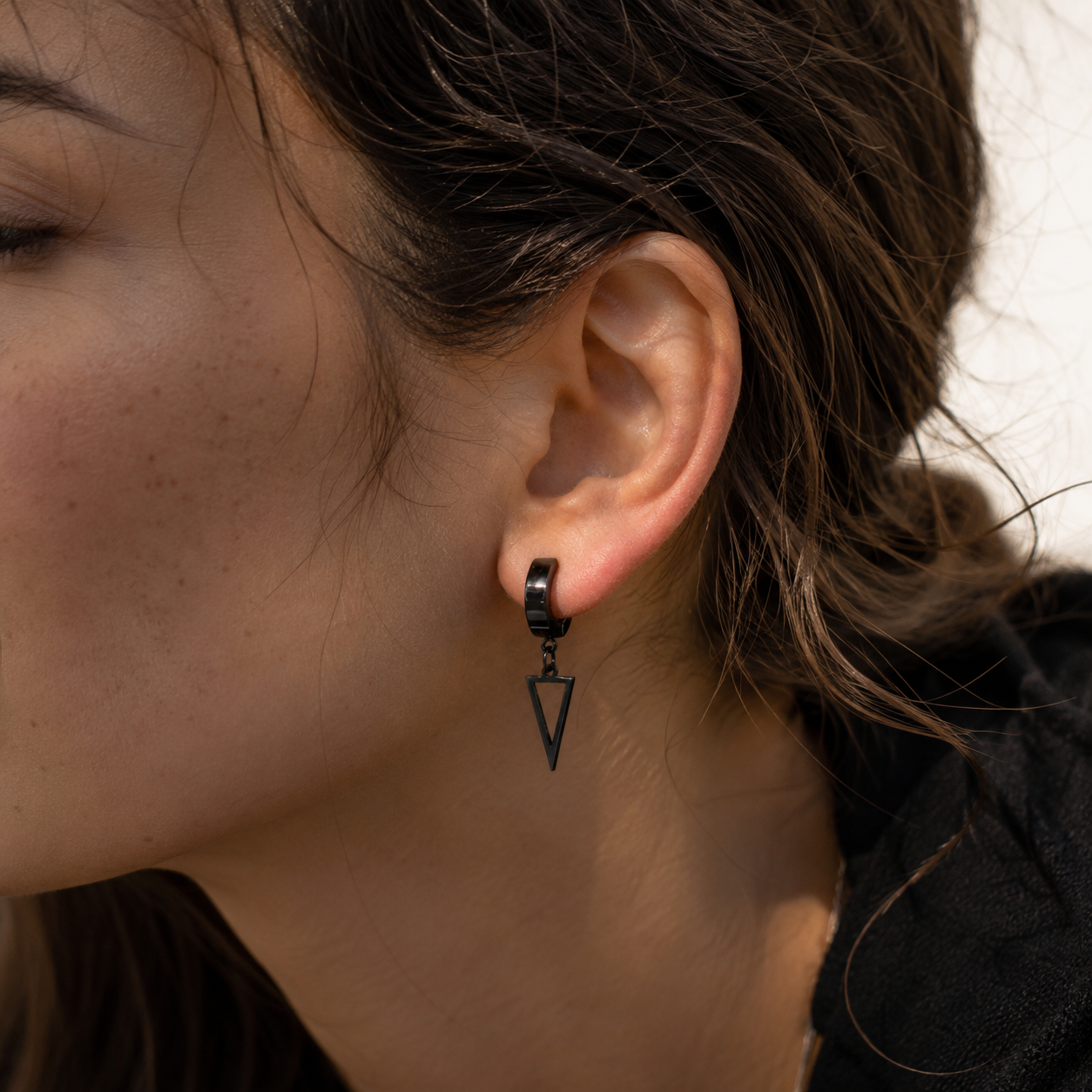Ear cuff triangle pendant porté sur le cartilage de l'oreille