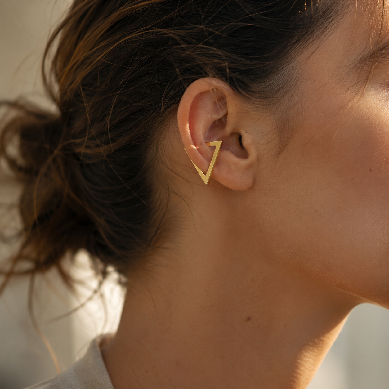 Ear cuff triangle porté sur le cartilage de l'oreille