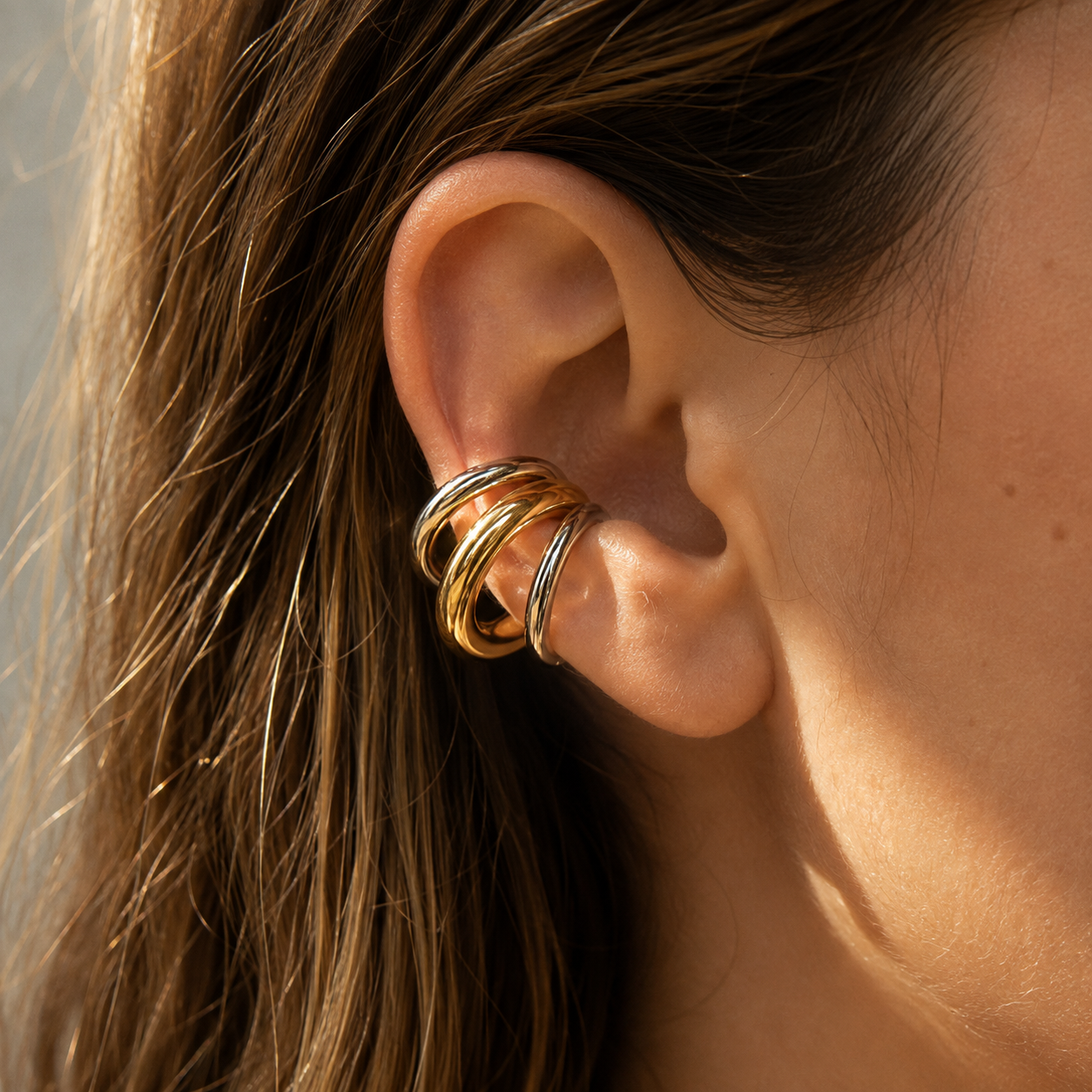 Ear cuff triple anneau porté sur le cartilage de l'oreille