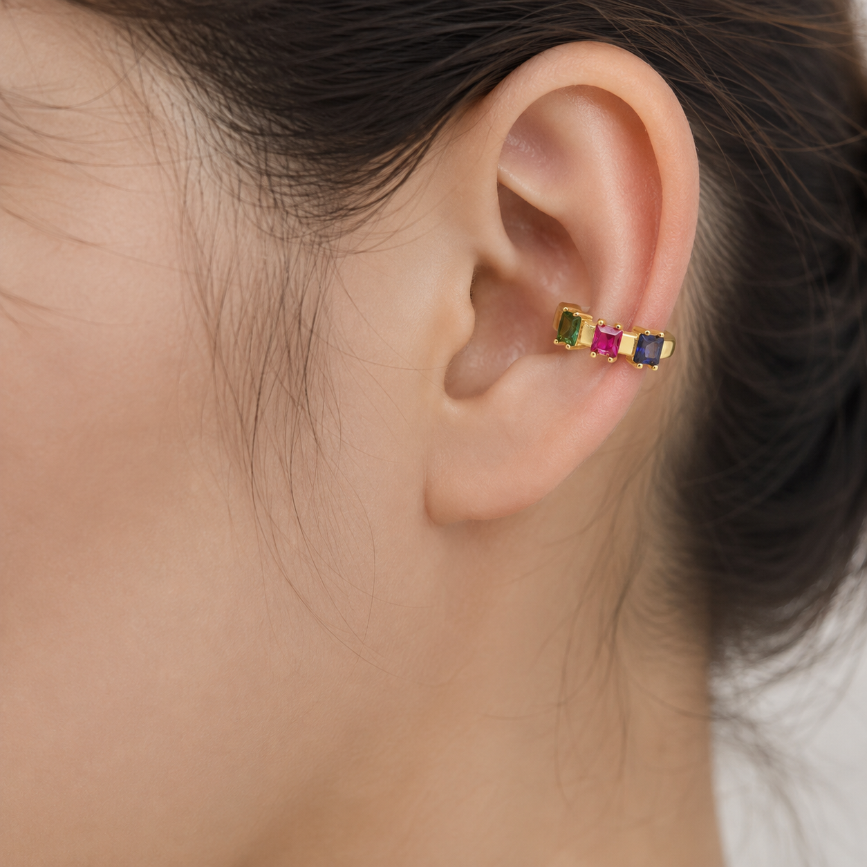Ear cuff triple carré géométrique porté sur le cartilage de l'oreille