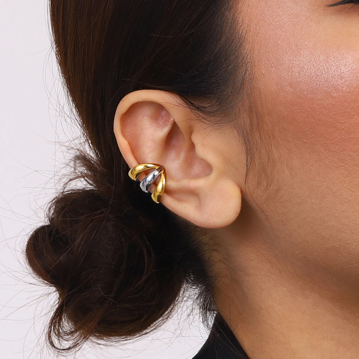 Ear cuff triple ligne bicolore porté sur le cartilage de l'oreille
