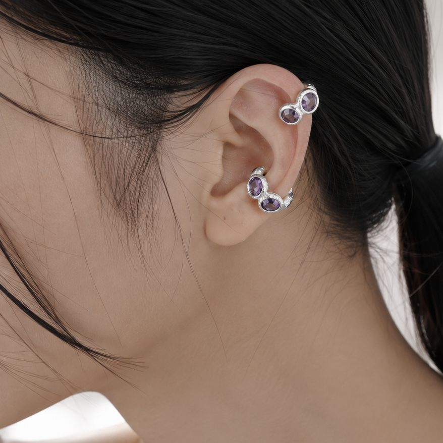 Ear cuff triple ovale texturé porté sur le cartilage de l'oreille