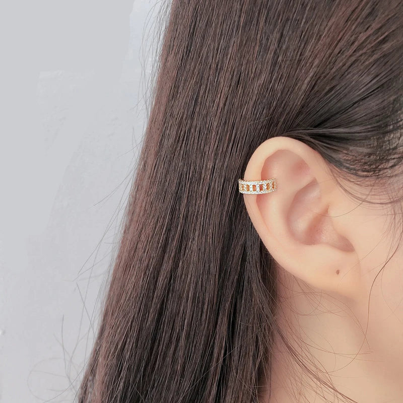 Ear cuff triple pavé design porté sur le cartilage de l'oreille