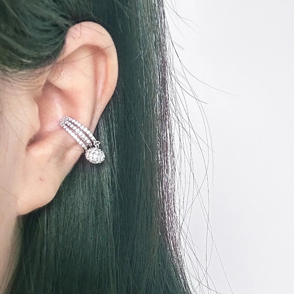 Vue détail ear cuff triple pavé pendentif rond