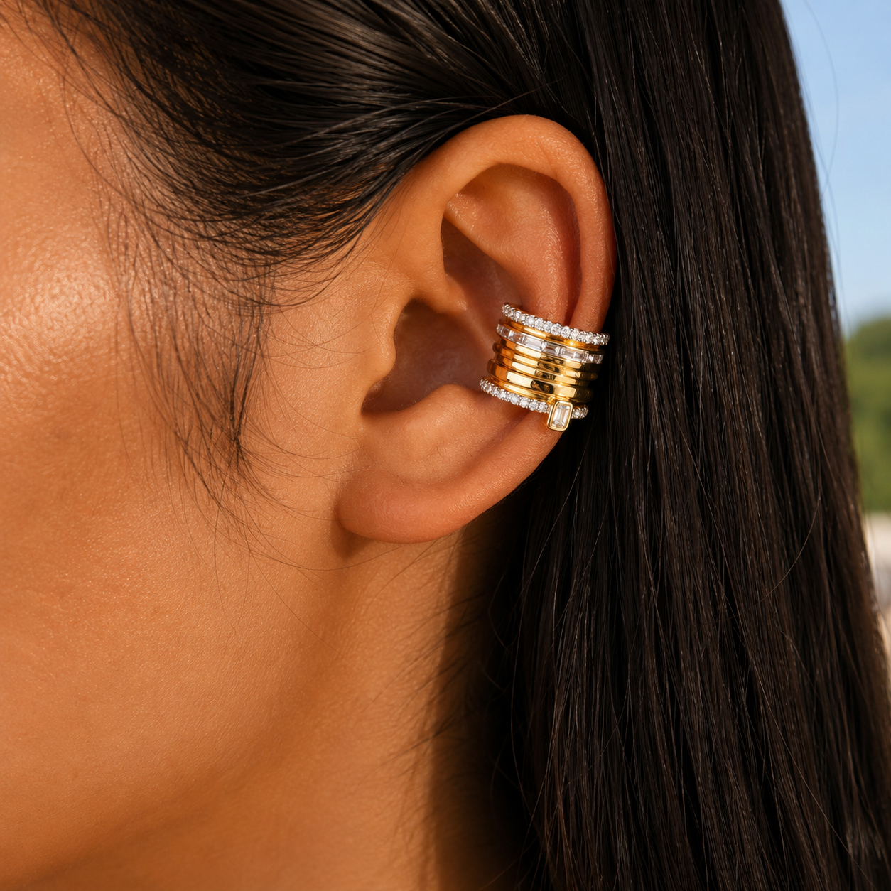 Ear cuff triple pavé rectangle porté sur le cartilage de l'oreille