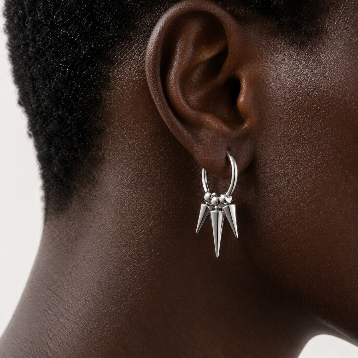 Ear cuff triple pointe pendante porté sur le cartilage de l'oreille