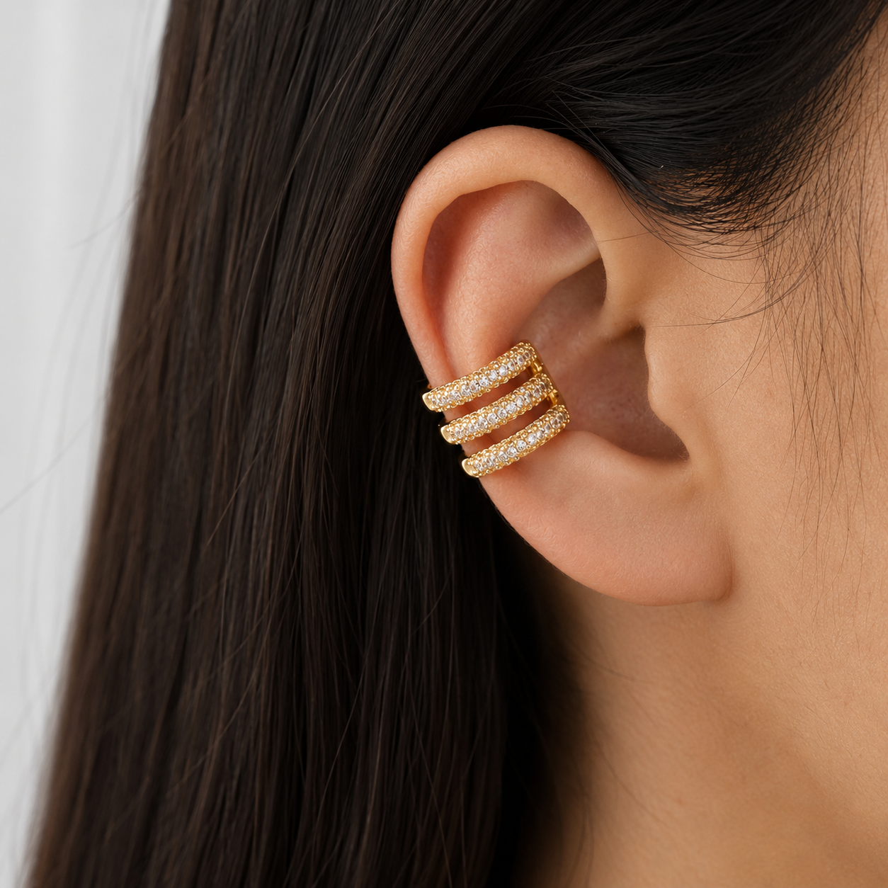 Ear cuff triple rang pavé porté sur le cartilage de l'oreille