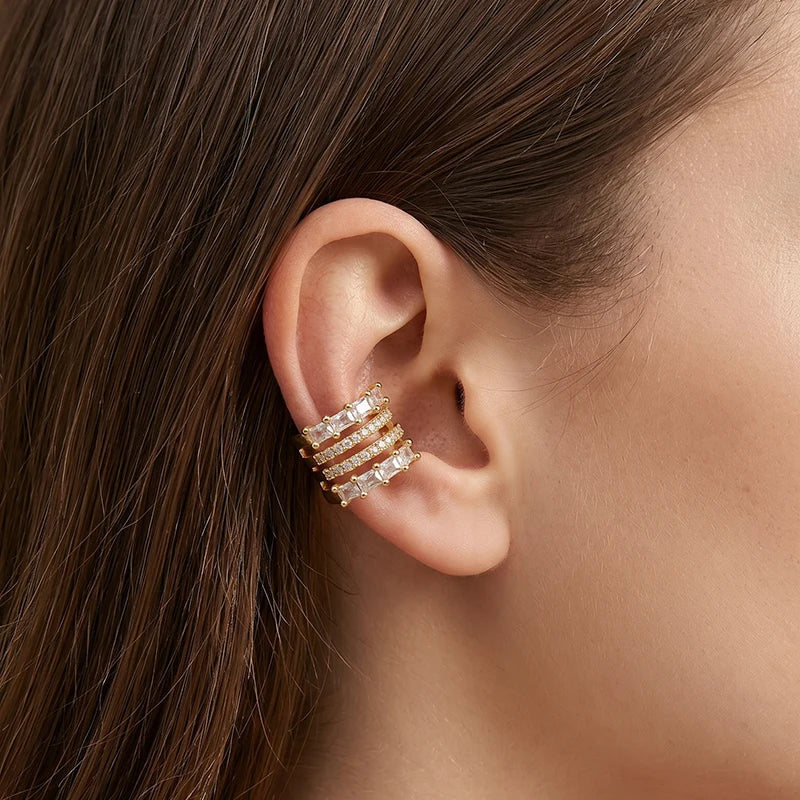 Ear cuff triple rang pavé rectangle porté sur le cartilage de l'oreille
