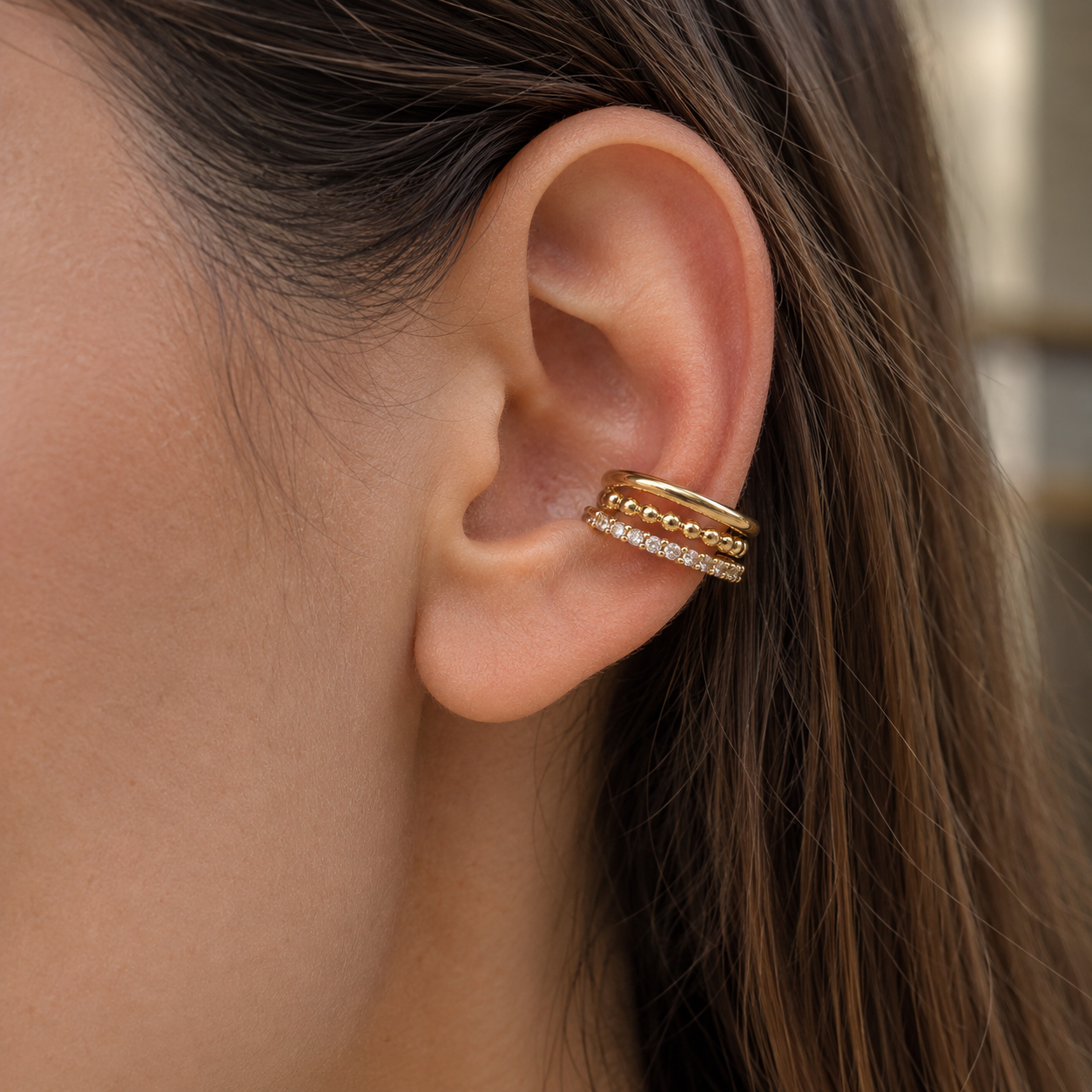 Ear cuff triple rang perlé pavé porté sur le cartilage de l'oreille