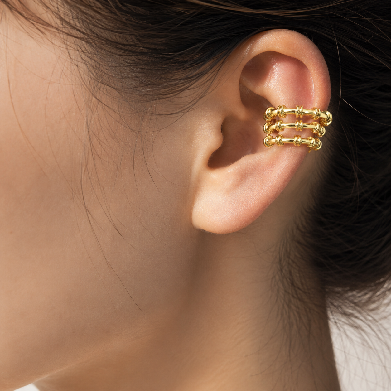 Ear cuff triple tube porté sur le cartilage de l'oreille