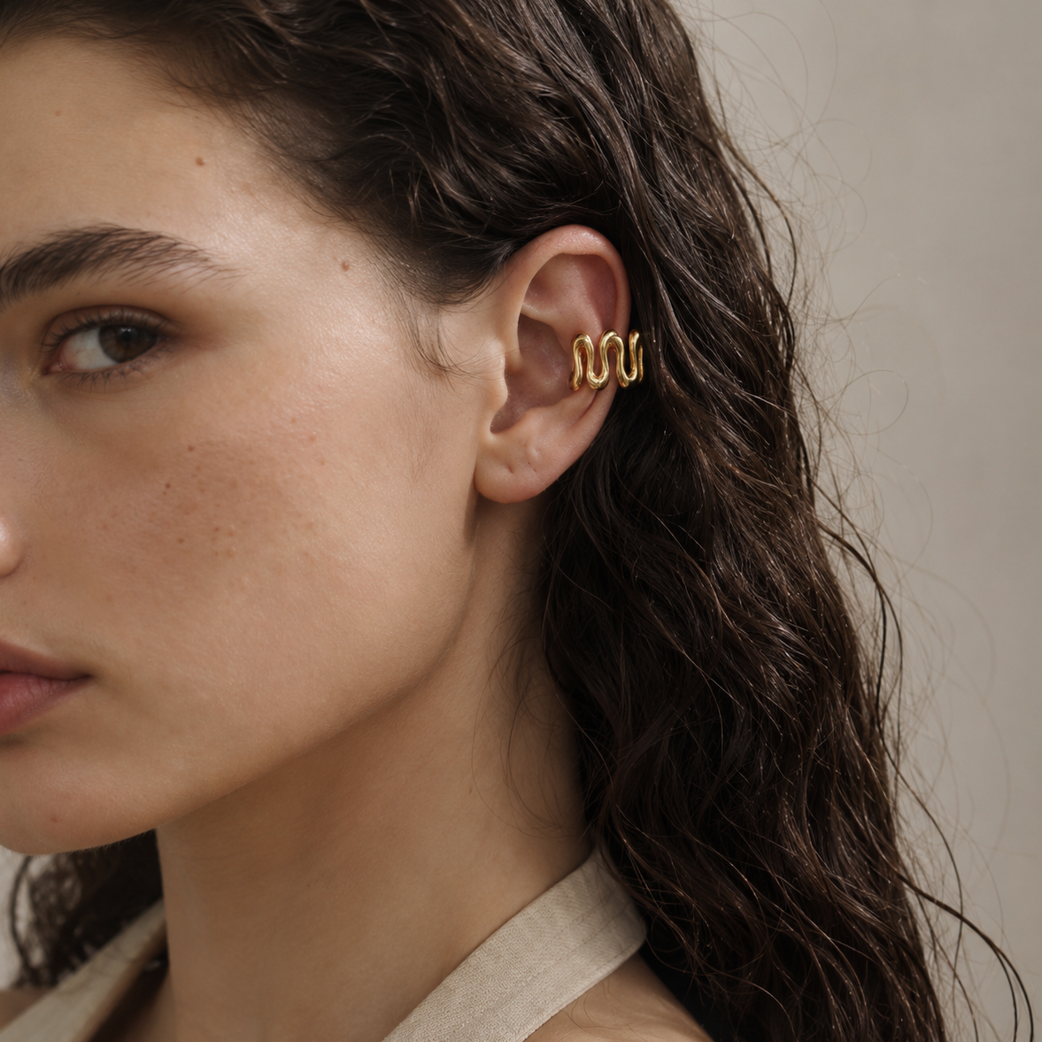 Ear cuff vague ondulée porté sur le cartilage de l'oreille