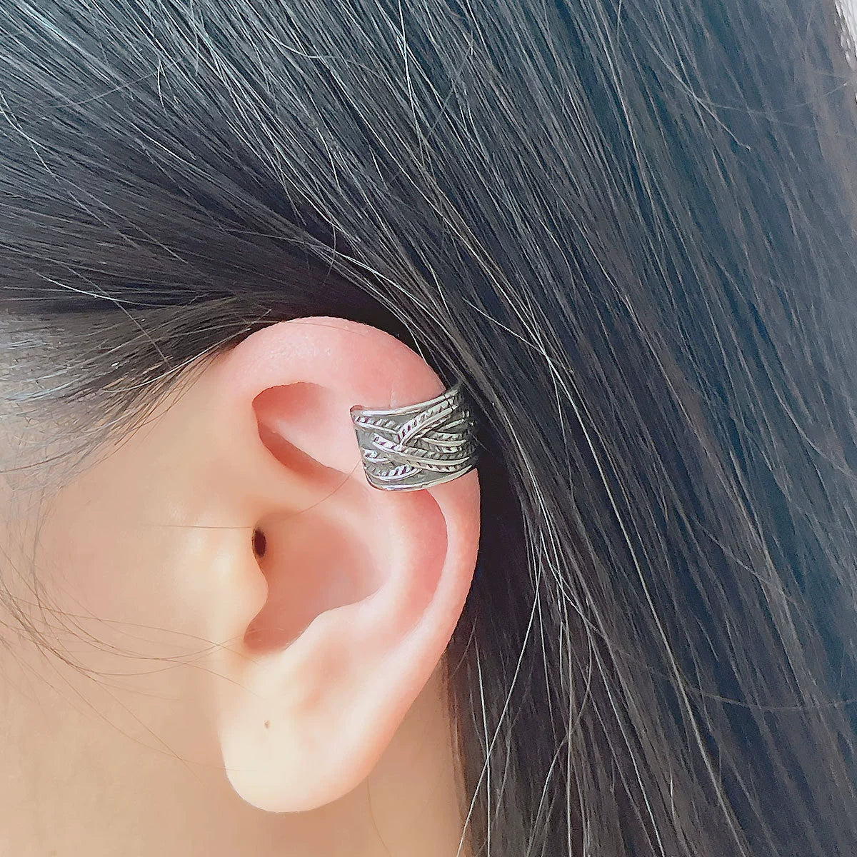 Ear cuff vintage porté sur le cartilage de l'oreille