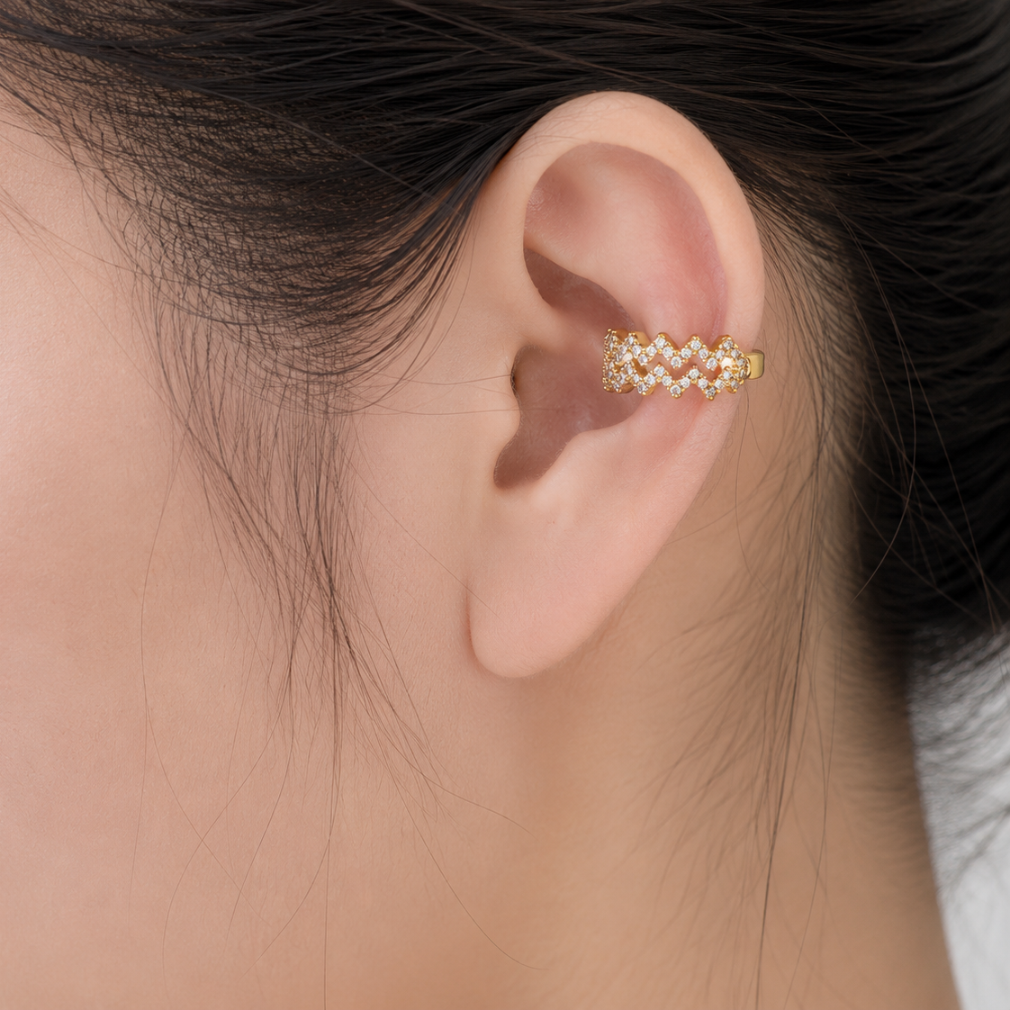 Ear cuff zigzag pavé porté sur le cartilage de l'oreille