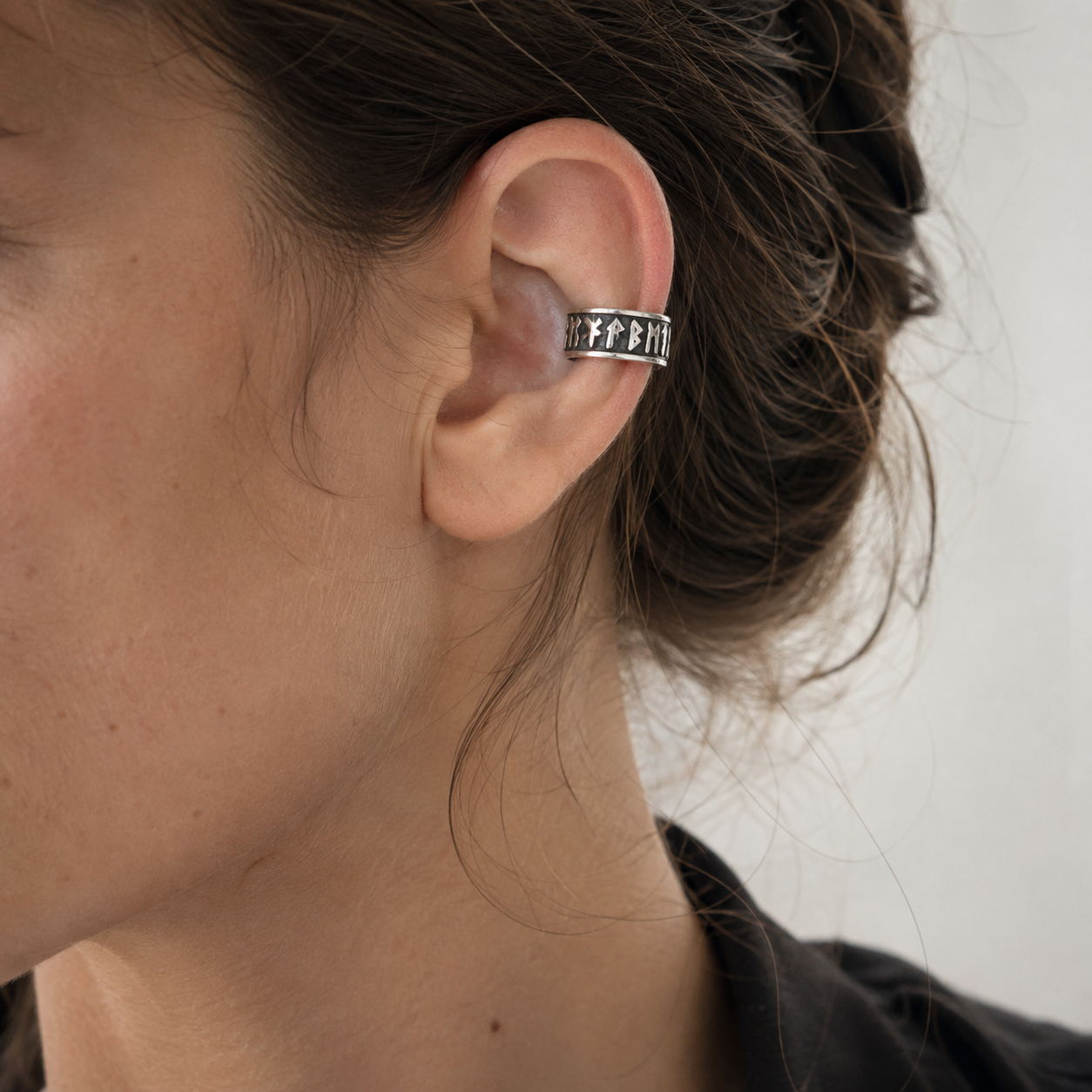 Vue détail ear cuff motif runes